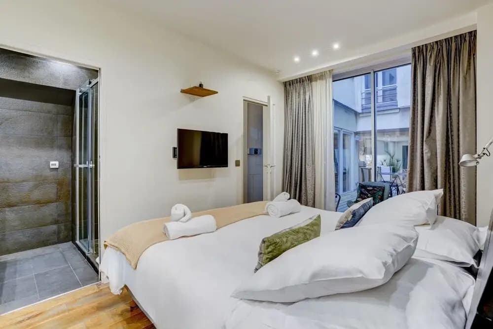 Jardin Priv Gorgeous 3 Bed House in Le Marais - Photo 3