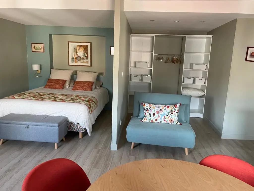Au cœur du vieux Toulon au calme appartement rénové climatisé confortable étage élevé avec ascenseur proche parking et tou...