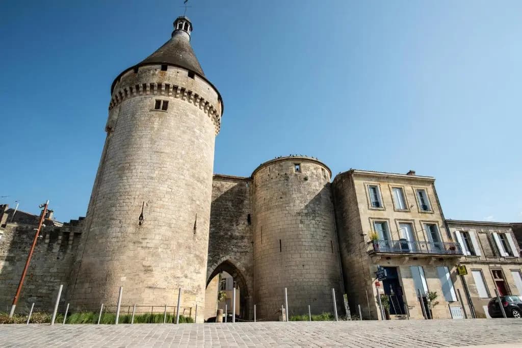 Hôtel de la tour à LIBOURNE - Photo 1