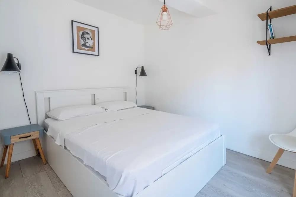 1 Bedroom Apartment in City Center, Near Old Port - Photo 2