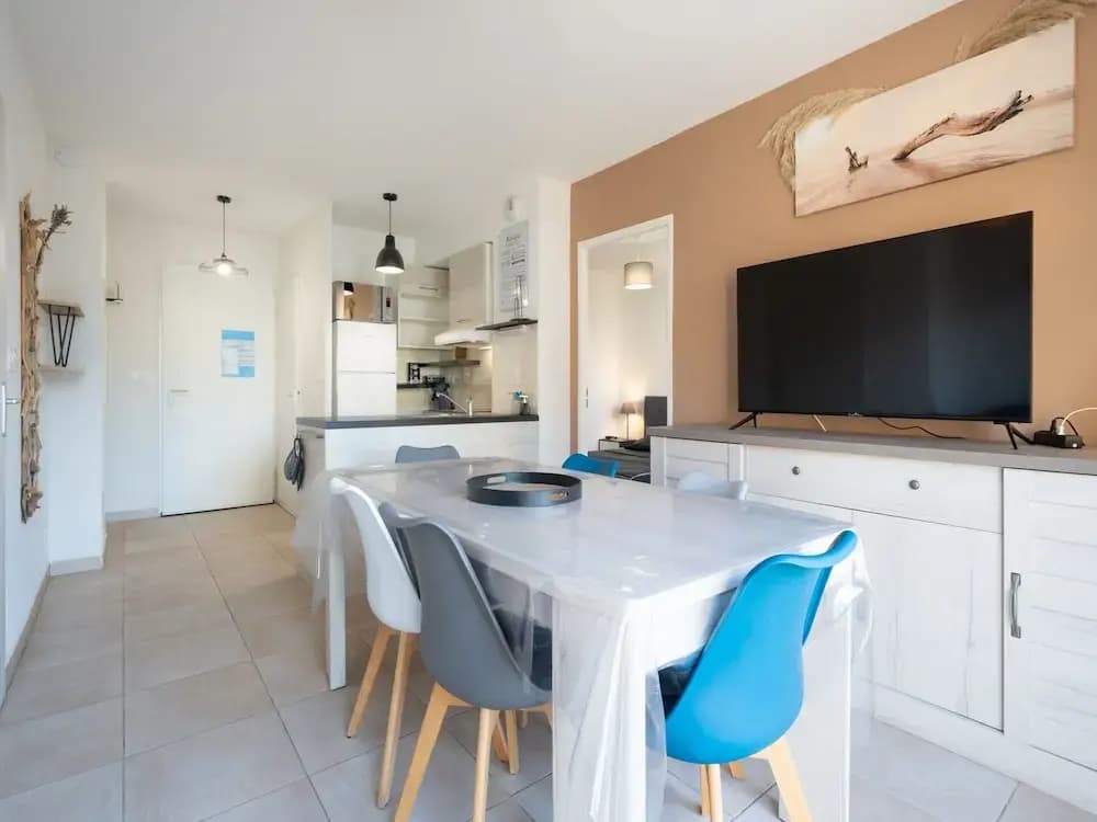 Relaxing Coastal Villa Retreat - Miniature 8