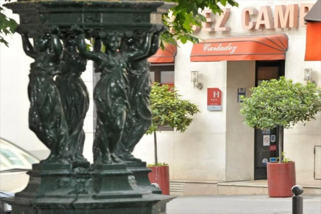 Hotel Carladez Cambronne - Photo 1