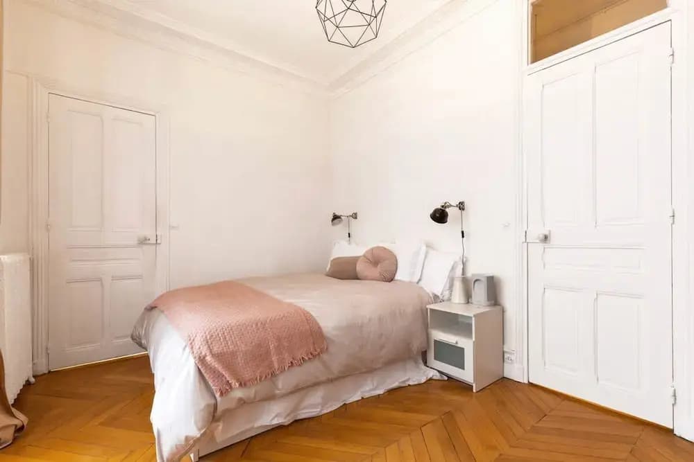 Chic Grenelle 3 Bedroom Apartment in Paris - Photo 2