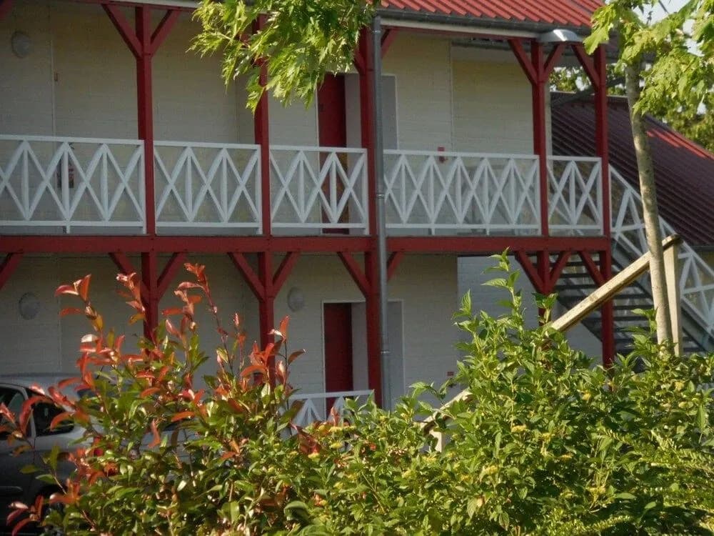 FastHotel Montmarault - Auberge du Grand Champ - Photo 1