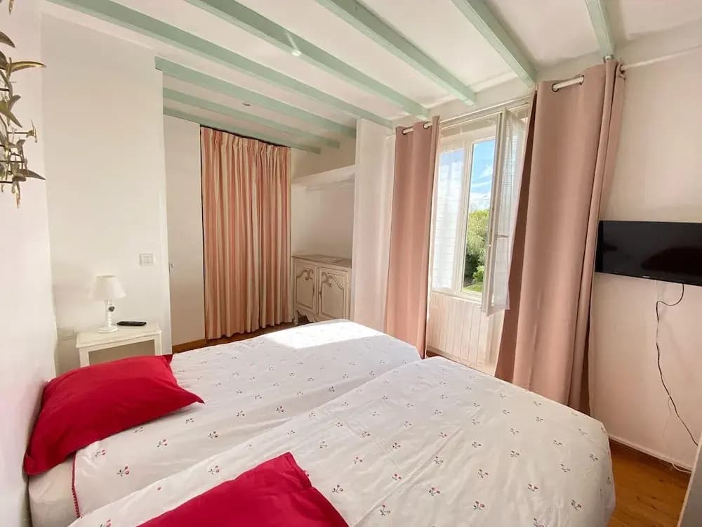 Charming Holiday Home With Garden in the Cotentin - Photo 3