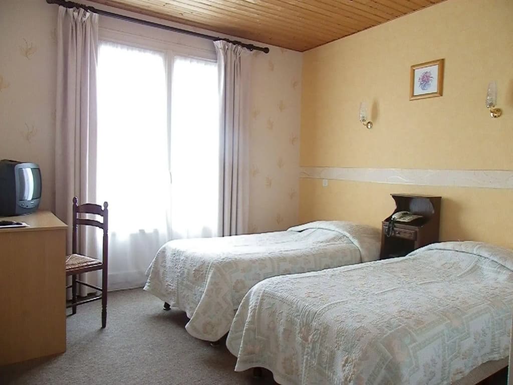Hôtel Le Lyon Vert Commentry - Photo 4