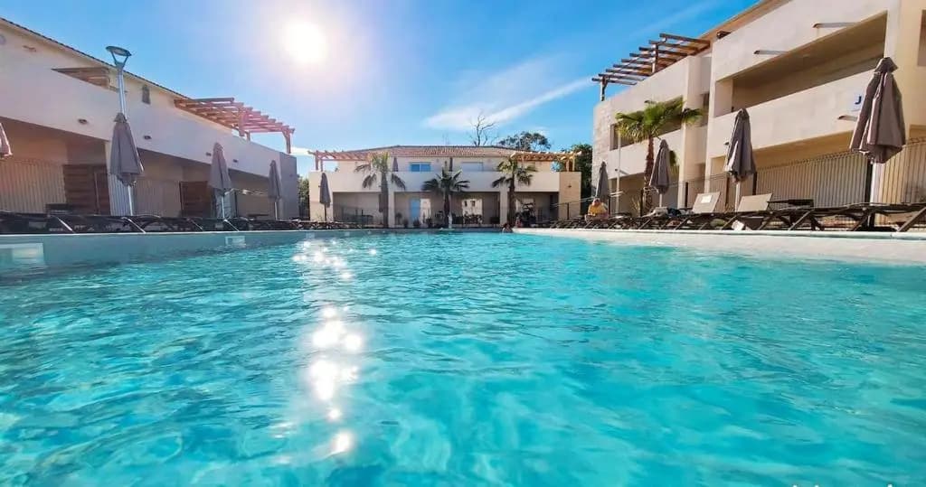 BRAVONE 61- T2- Pieds dans l'eau-Piscine chauffée dans résidence- clim - Photo 3