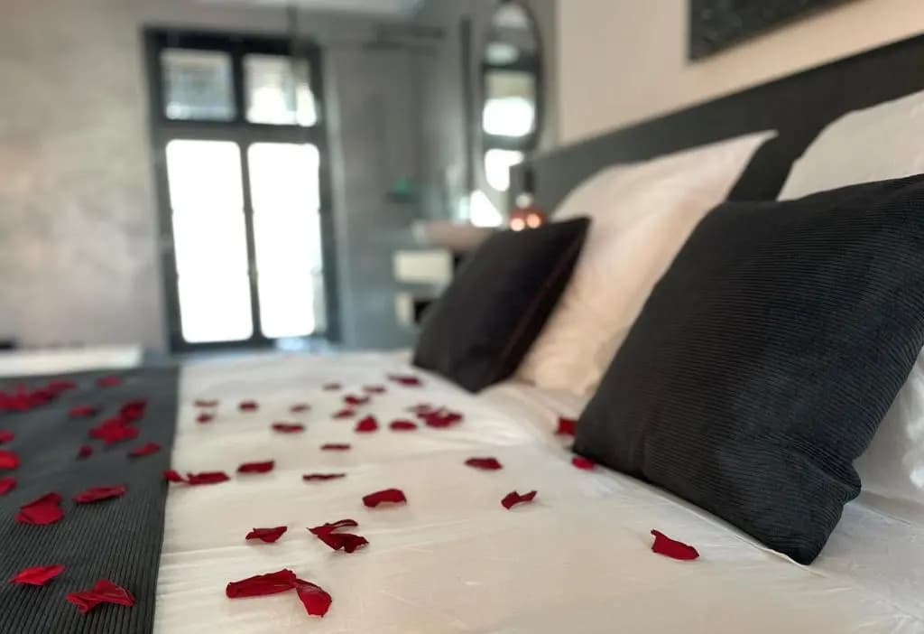 Ennéa - Jacuzzi & Luxury Suites - Photo 5
