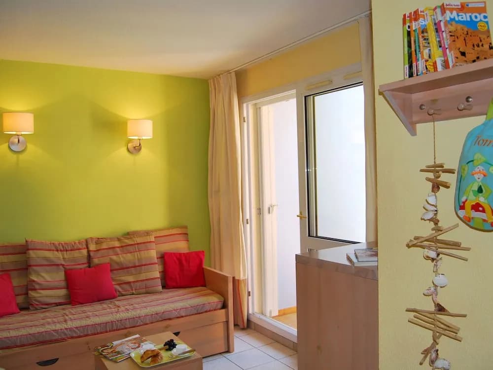 Sunny Apartment for Groups - Photo 3