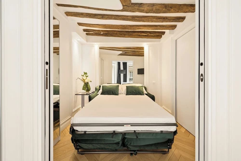 2bdr/5p Apartment au Centre de Paris in Downtown Paris - Photo 2