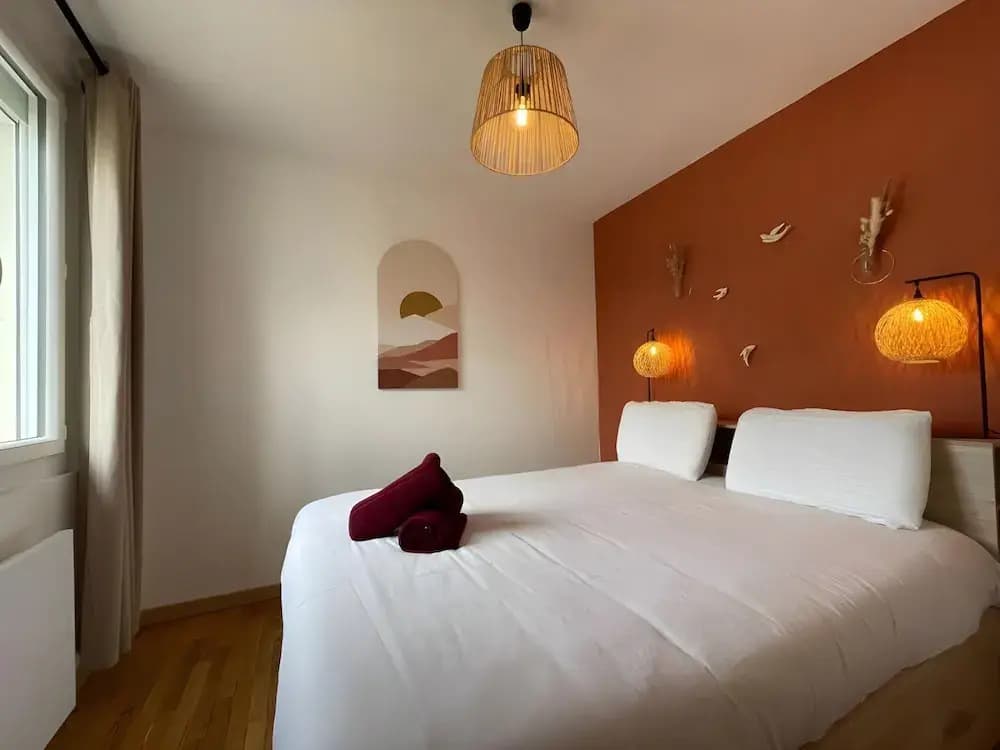 Chic & Cozy - Luxe Flat With Projector - Photo 3