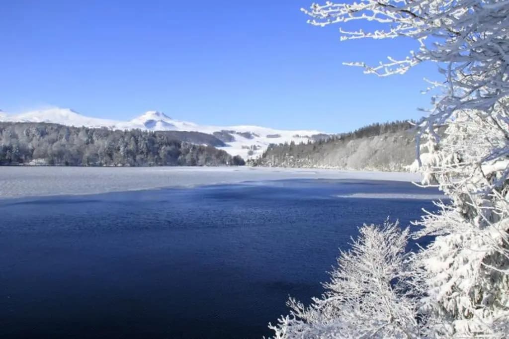 Appartement d'une chambre avec vue sur le lac balcon amenage et wifi a Besse et Saint Anastaise a 1 km des pistes - Miniat...
