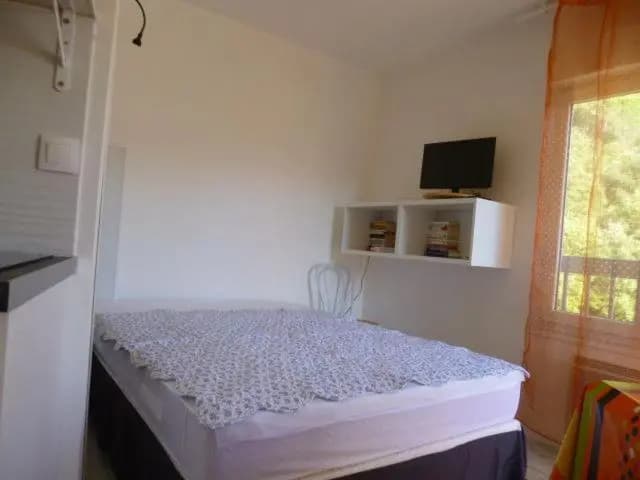 studio 23m² avec lit fixe en 140 et canapé clicclac - Photo 4