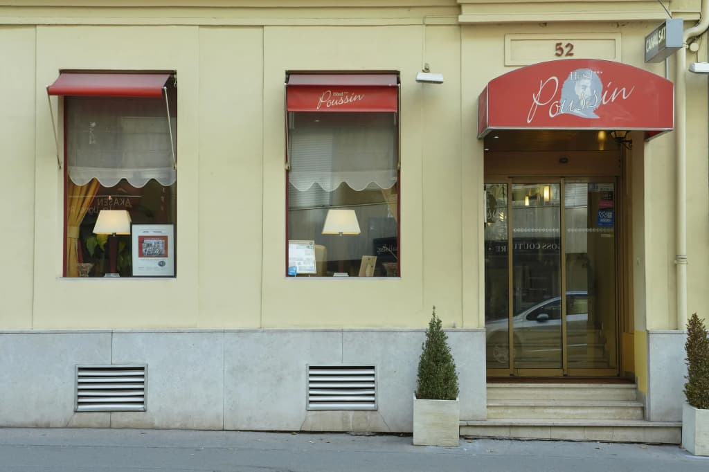 Hôtel Poussin - Photo 1