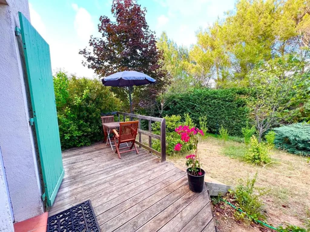 T2 avec terrasse arborée proche LOURMARIN - Miniature 7