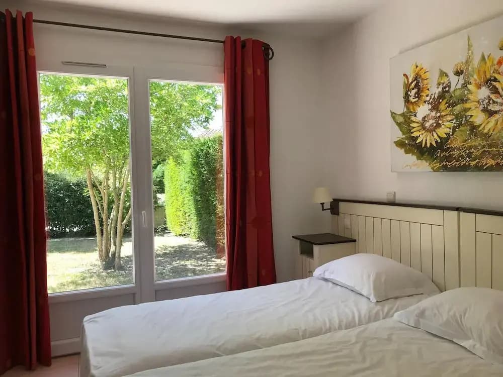 Peaceful Holiday Home With Swimming Pool - Photo 1