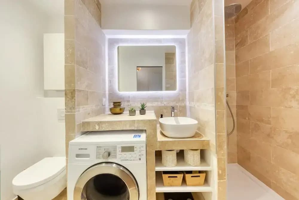 Charming Central Apartment With Balcony and City View - Miniature 8