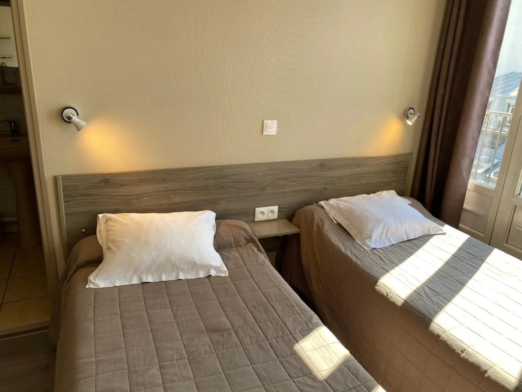 Hotel Angleterre - Photo 4