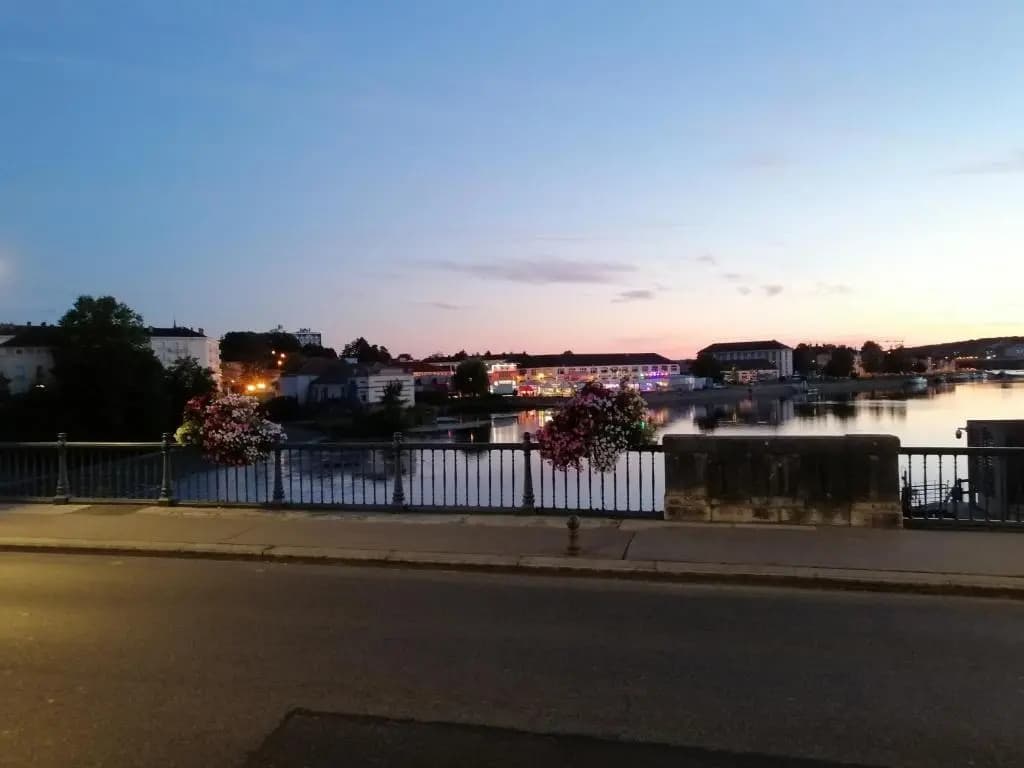 Gray centre ville avec vue sur Saône - Miniature 7