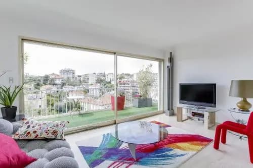 Wonderful fully renovated 2BR on the last floor. - Photo 2