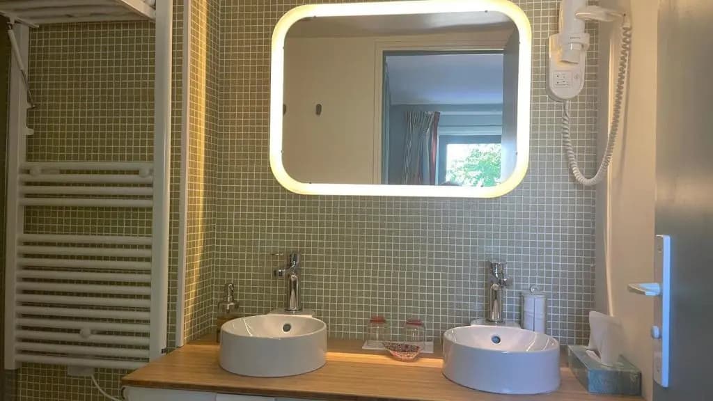 Au cœur du vieux Toulon au calme appartement rénové climatisé confortable étage élevé avec ascenseur proche parking et tou...