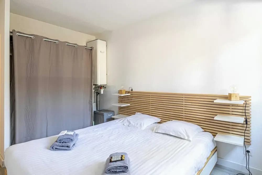 Comfort and Serenity With A/c, Parking and Balcony - Photo 1
