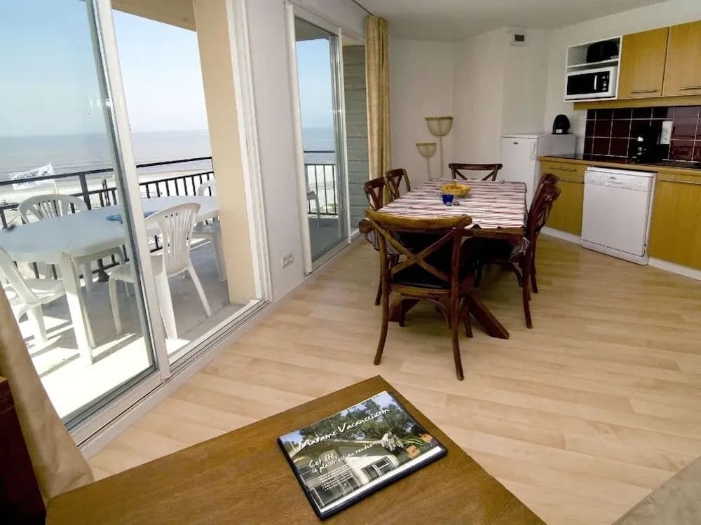 Comfortably Furnished Apartment With a sea View - Photo 3