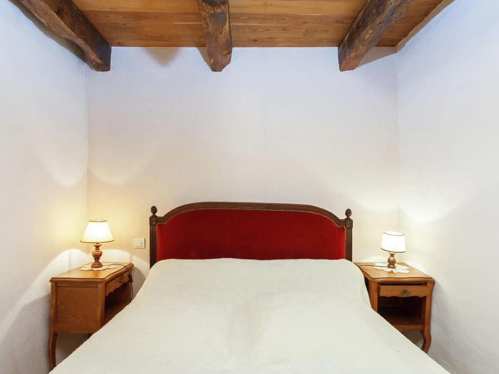 Holiday Home in Auvergne With Roofed Garden and Terrace - Photo 2