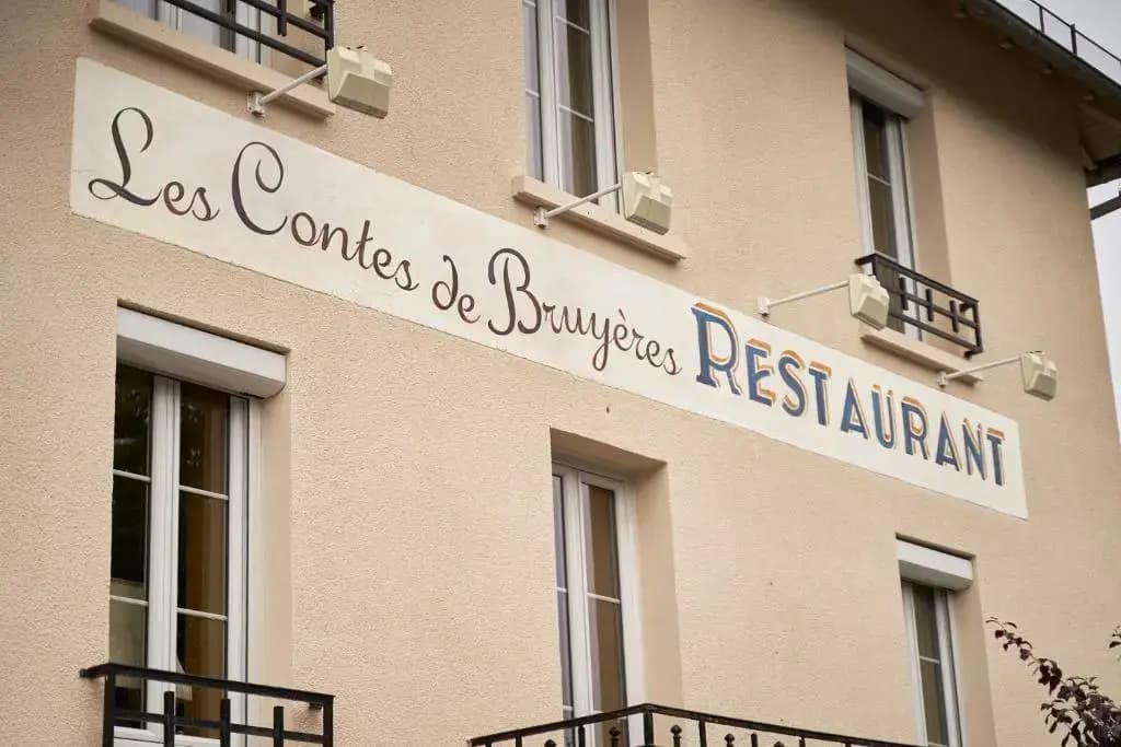 HOTEL Les Contes de Bruyeres - Photo 1