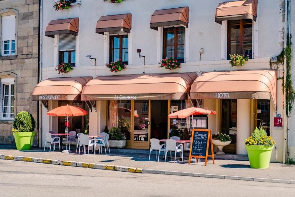 Hotel Le Commerce - Photo 1