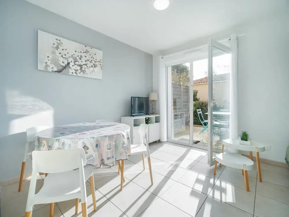 Bright Escape Near the Beach - Photo 5