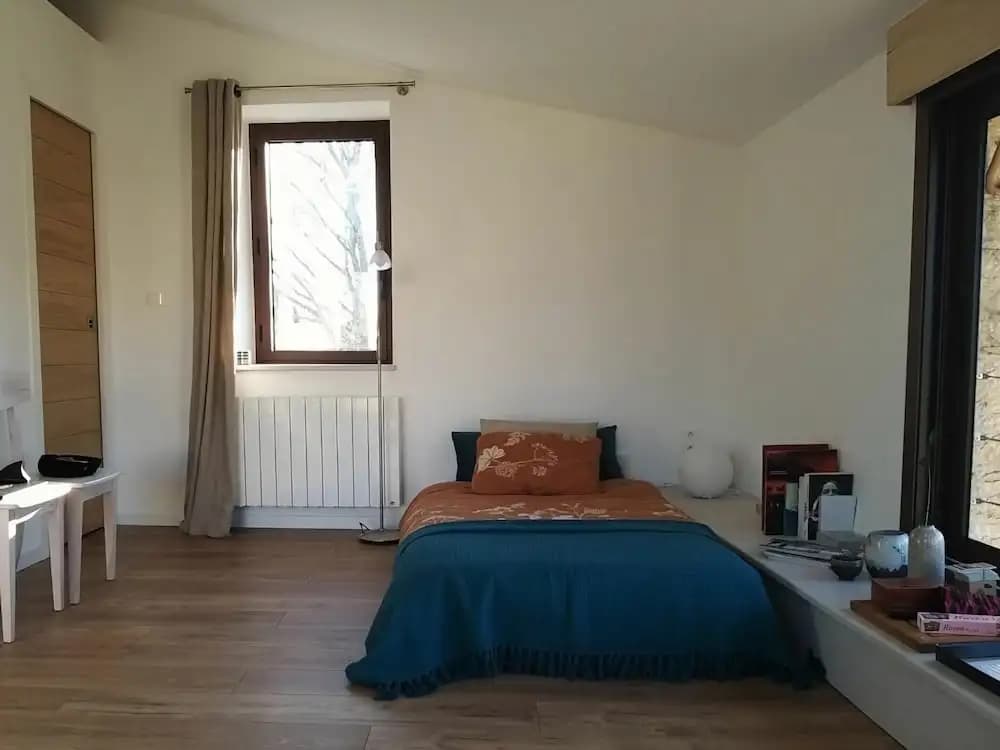 Bright, Modern Loft Comfortable Vacation Home - Miniature 6