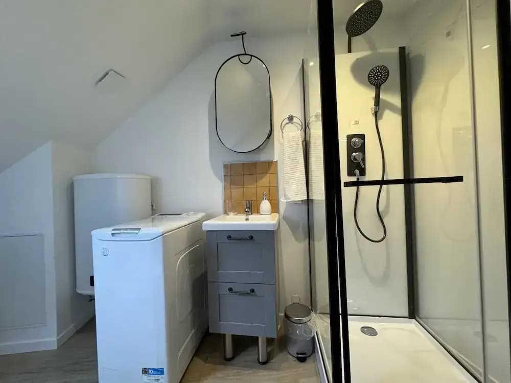 Modern Comfort in the Heart of Le Mans - Miniature 7