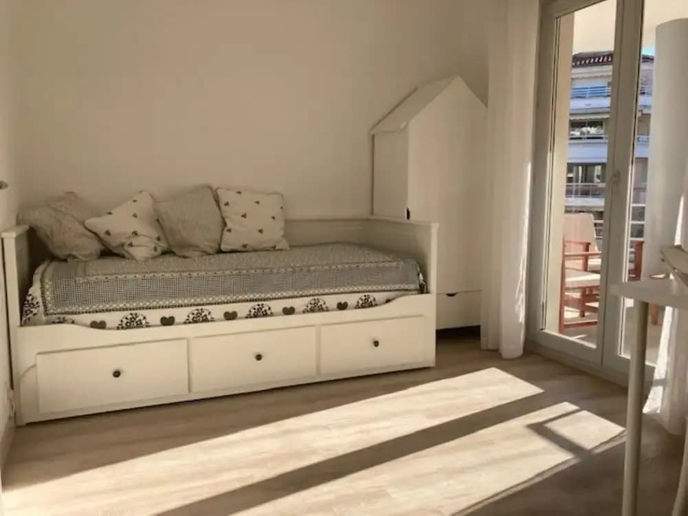 Terrace Apartment Near the Beach - Miniature 6