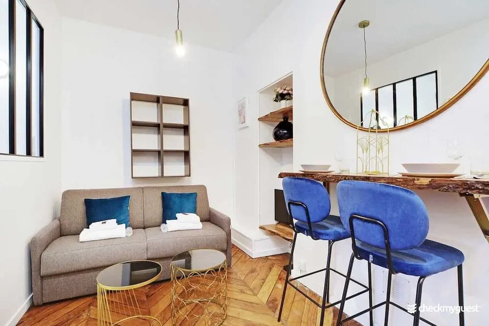 Chic Apartment in Paris for Couple - Miniature 8