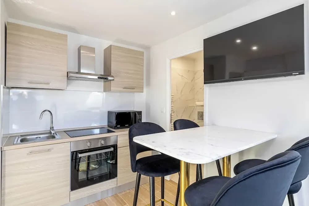 Large Renovated Studio - Bright - 1br/4p - Photo 5