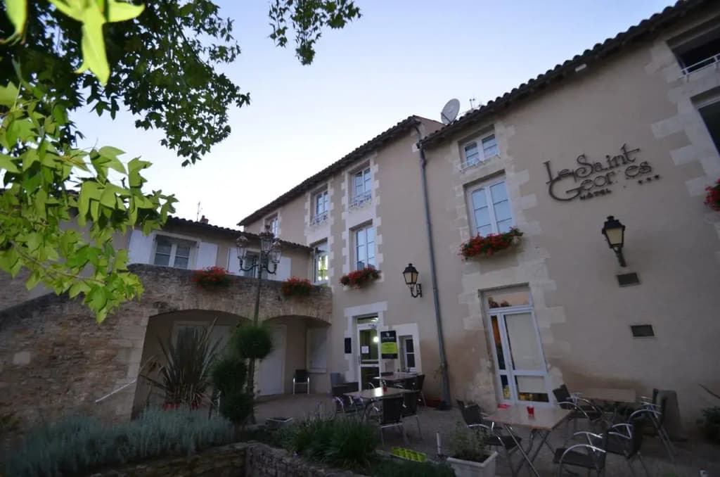 Logis Hôtels le Saint Georges - Photo 1