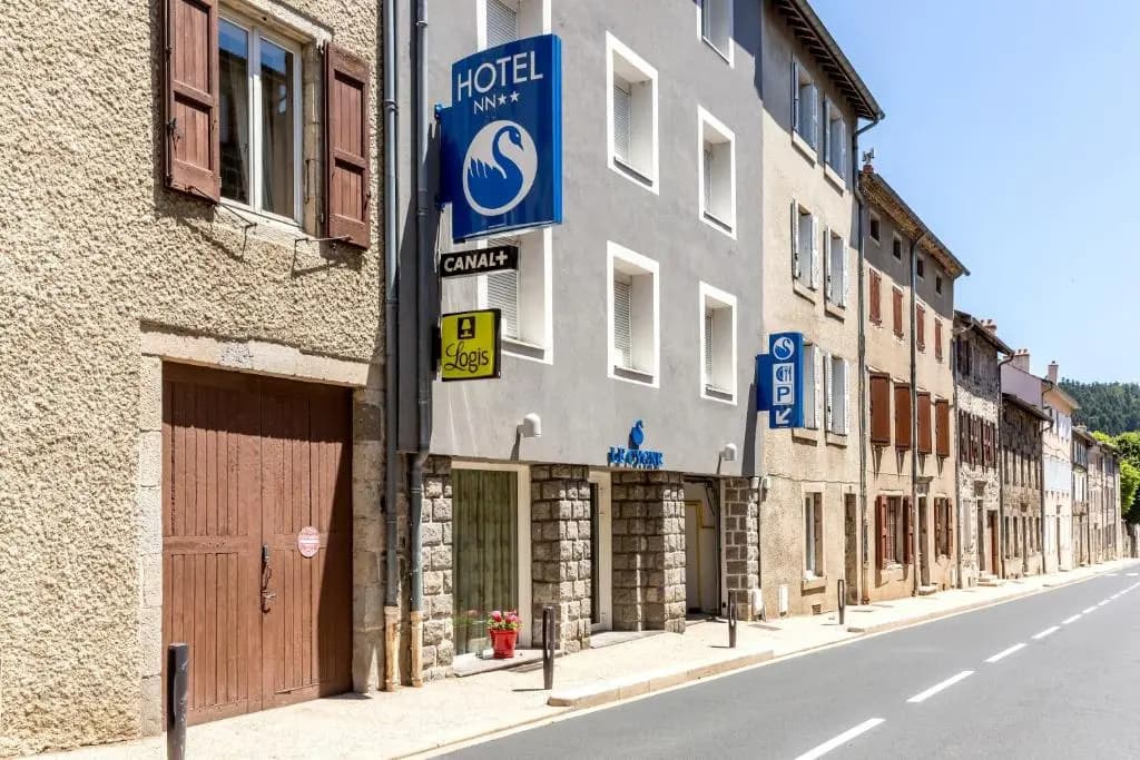 Logis Hôtel Le Cygne - Photo 1
