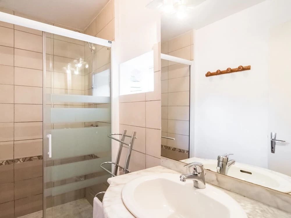 Chic Holiday Home in Siorac-en-perigord With - Miniature 8