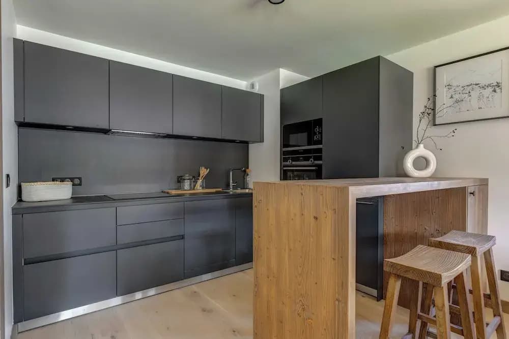 Ideal 3 Bedroom Apartment With 200m2 Garden - Photo 3