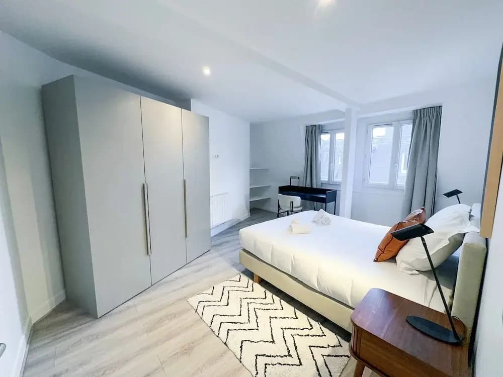 Copernic Right Luminous 2BR Apartment in Paris - Miniature 6