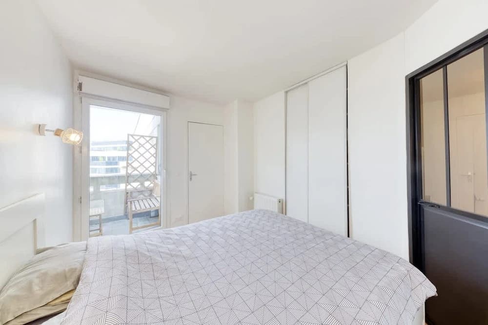 Charming Central Apartment With Balcony and City View - Miniature 6