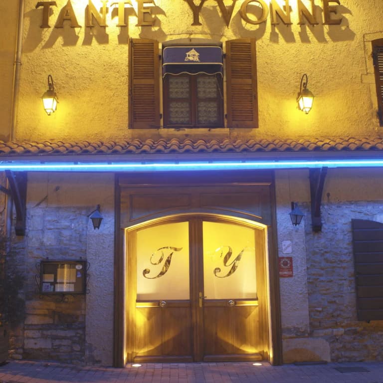 Logis Hôtel Tante Yvonne & son Restaurant semi-gastronomique Lyon Nord - Photo 1