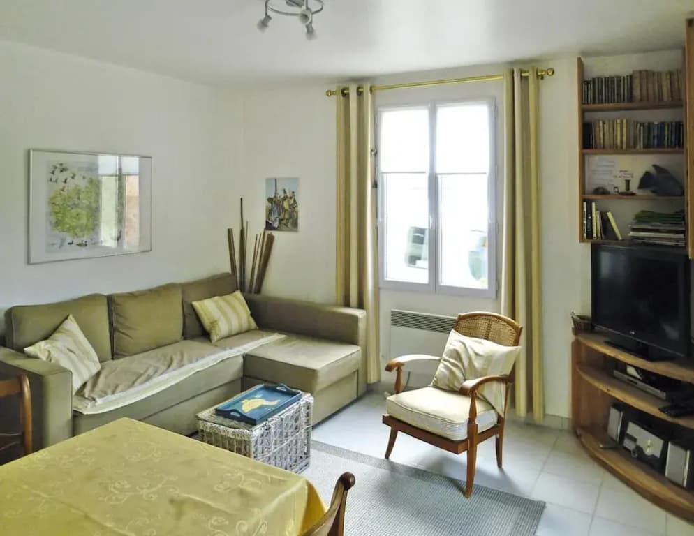 Beachside Flat With Sunny Patio - Photo 5