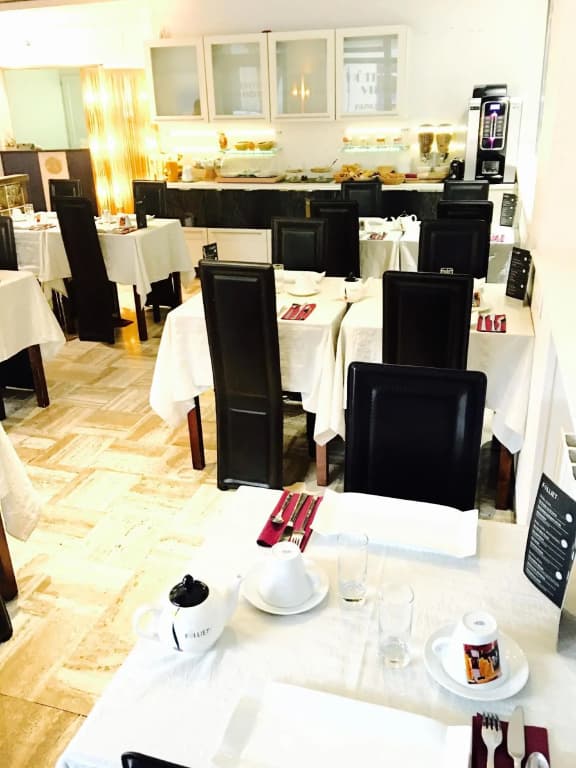 Victoria Hotel - Photo 4