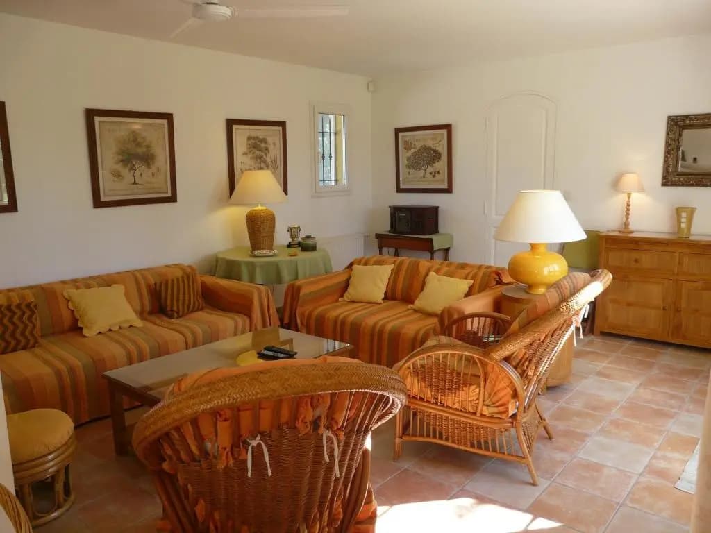 Agréable Villa Familiale Avec Piscine Chauffée, Grand Jardin, Située Proche du Centre du Village de Mouriès Au Coeur Des A...