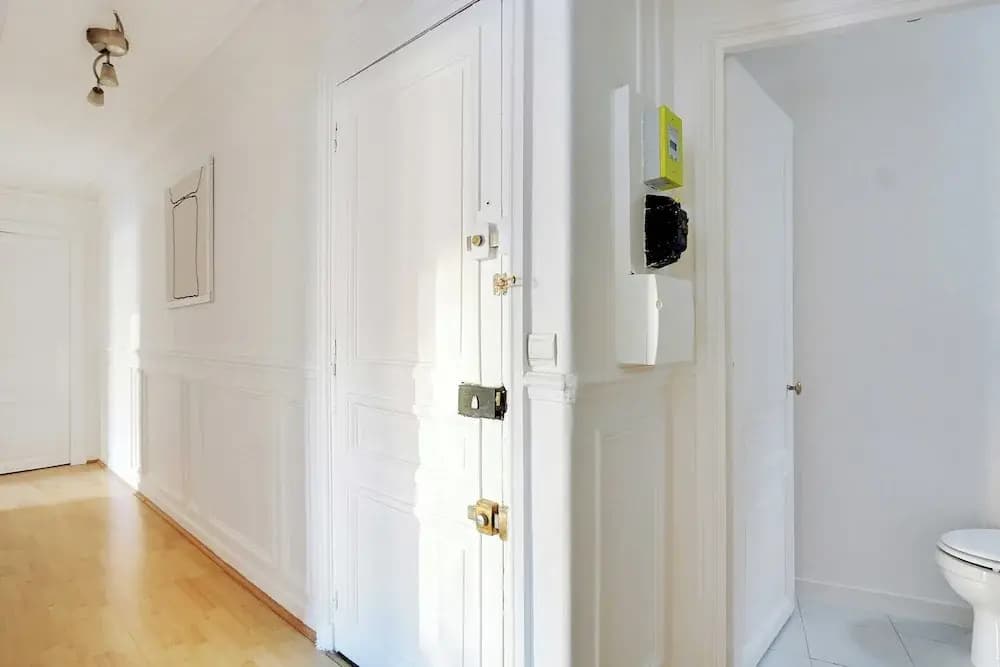Experience the Parisian Lifestyle: 2BR Near Porte Maillot - Miniature 7