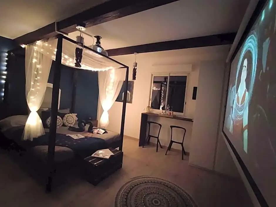 A l'Orée des pins - Gite indépendant avec baignoire balnéo et Home Cinéma en sup - Voir info de l'hôte - Photo 2