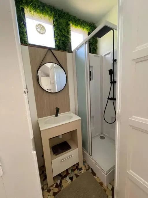 Superbe appartement rénové avec parking gratuit - Miniature 6