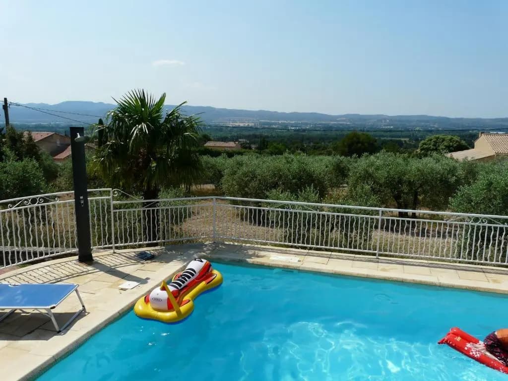 Maison de vacances avec piscine privée, possédant une très une jolie vue sur le Luberon, agréable jardin, située à Mérindo...